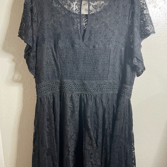 Lacey black Torrid dress with flared sleeves - Picture 3 of 3